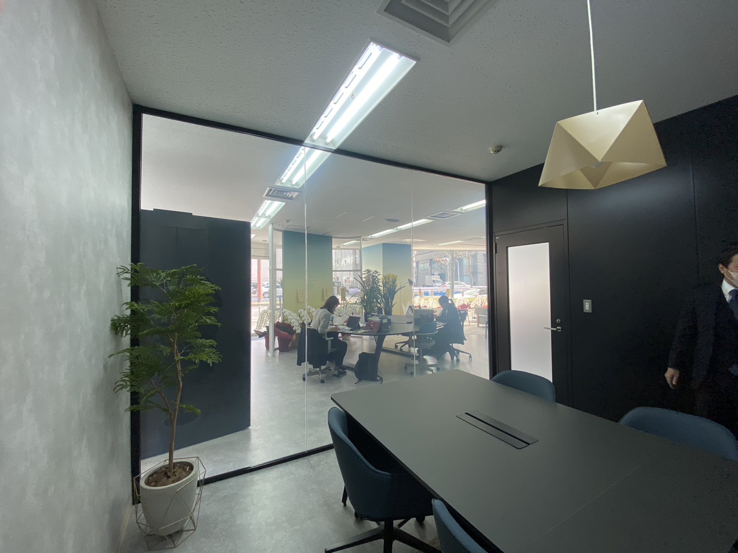 シーン2：ガラス張り会議室の「見せたい／見せたくない」を切り替える