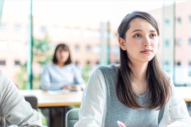 瞬間調光ガラスフィルムで教育施設における光と学びの新時代