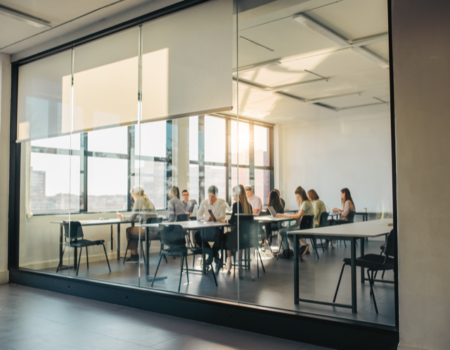 ワンタッチで光環境を最適化―瞬間調光フィルムの仕組みと特長