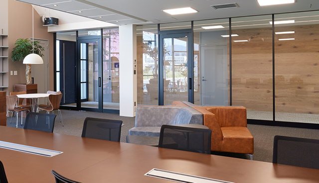 事例③:株式会社山上 ギャラリー
壁面をフル活用して投影すると、演出効果も抜群