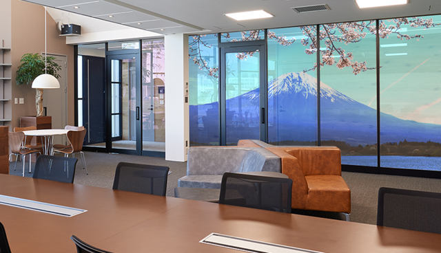 事例③:株式会社山上 ギャラリー
壁面をフル活用して投影すると、演出効果も抜群