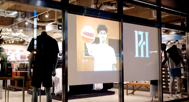 事例① パワーハウス横浜店様
入口ガラスが、サイネージと目隠しを兼ねた一枚に