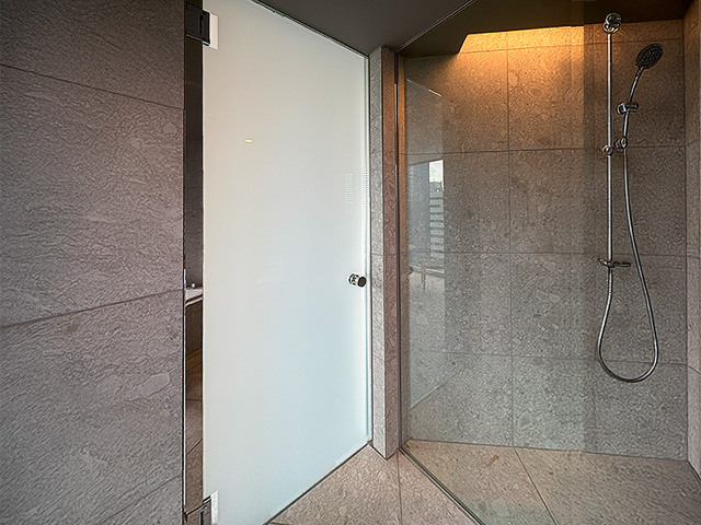 事例② 大阪市浪速区 ホテル浴室／強化ガラスドアを交えた施工