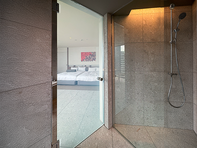 事例② 大阪市浪速区 ホテル浴室／強化ガラスドアを交えた施工