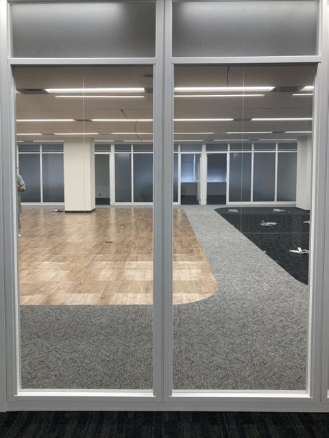 事例① 電機メーカー様 会議室／市松模様ドアとパーテーション