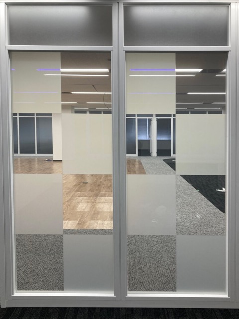 事例① 電機メーカー様 会議室／市松模様ドアとパーテーション