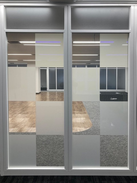 事例① 電機メーカー様 会議室／市松模様ドアとパーテーション