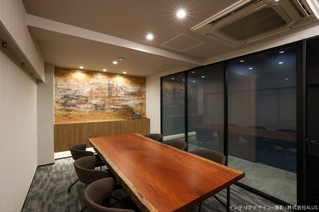 内装トーンに合わせて選べる「白」と「黒」