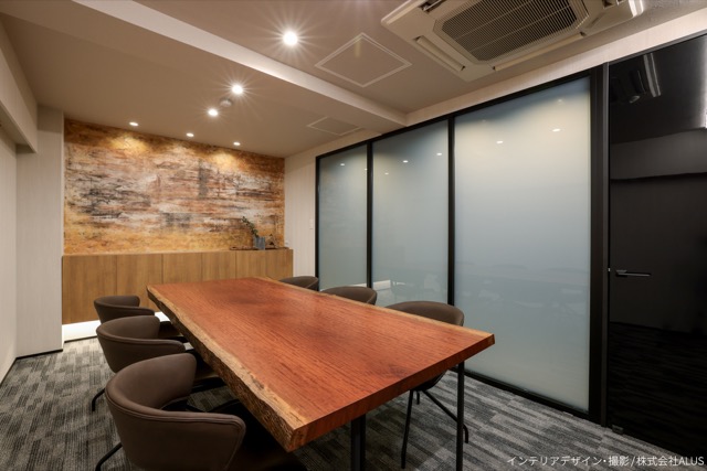 内装トーンに合わせて選べる「白」と「黒」