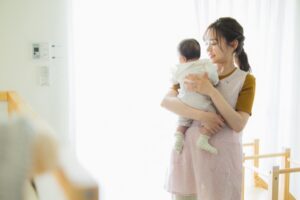 子ども施設・キッズスペースでの瞬間調光フィルム活用。見守りとプライバシーを両立する工夫